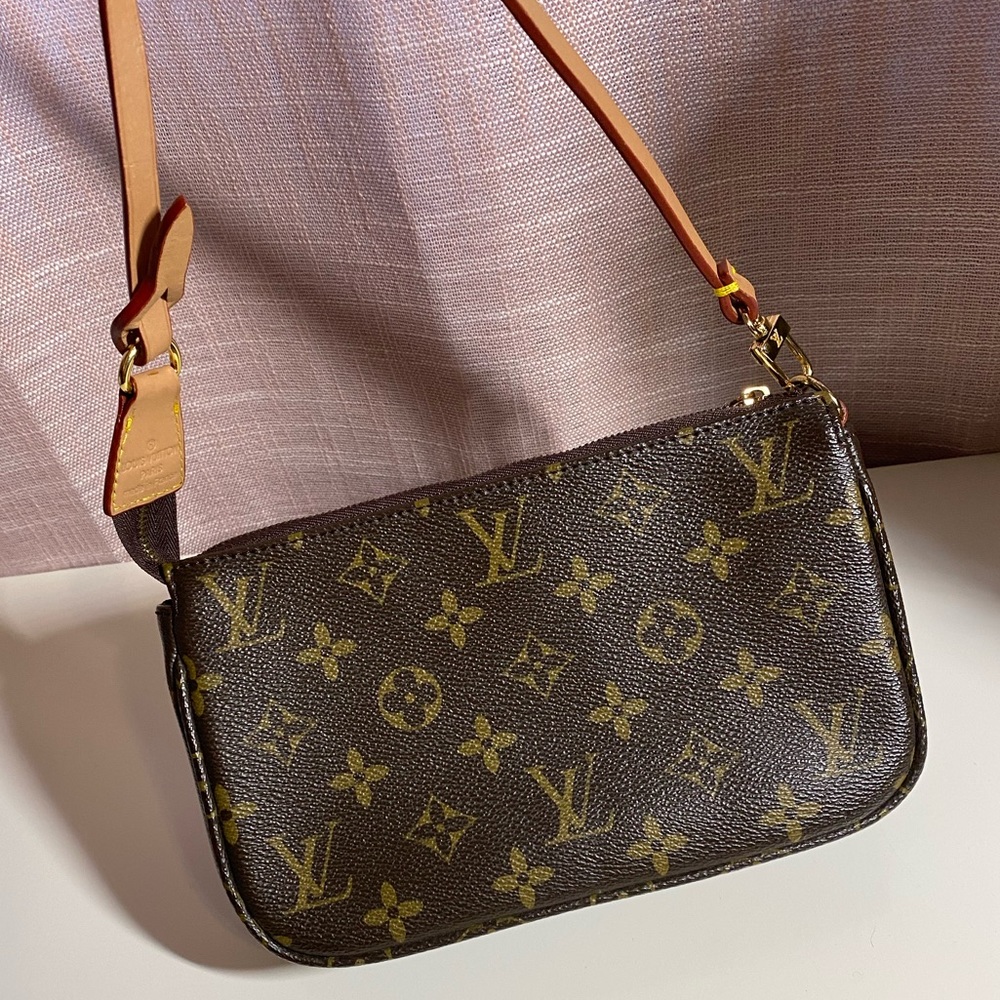 Designer inspired pochette.